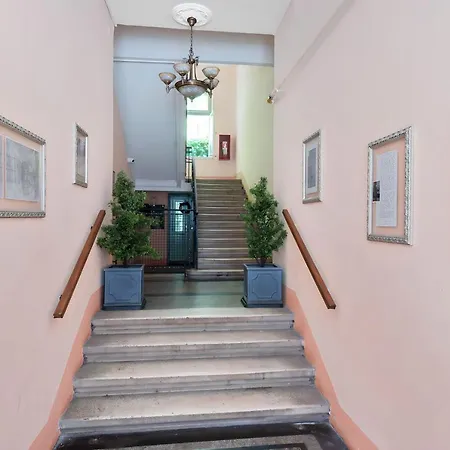 The Grand Mansion On La Guardia *