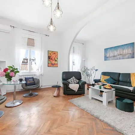 The Grand Mansion On La Guardia Apartamento *