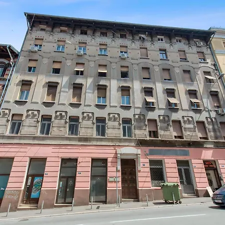 The Grand Mansion On La Guardia *