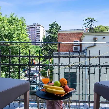 The Grand Mansion On La Guardia Apartment