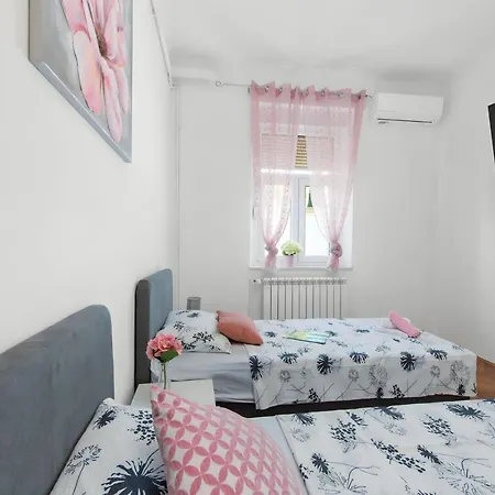 The Grand Mansion On La Guardia Apartament *