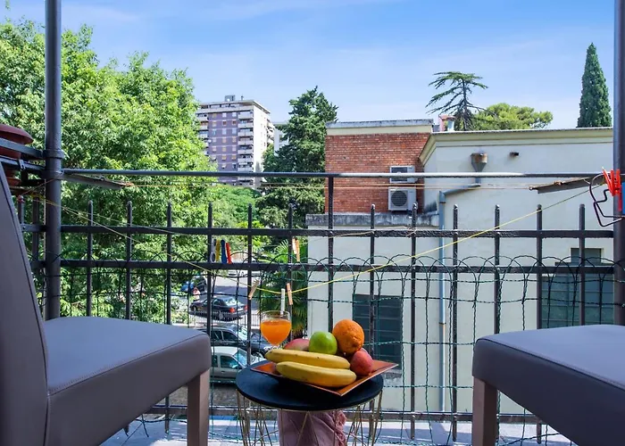 The Grand Mansion On La Guardia Apartment