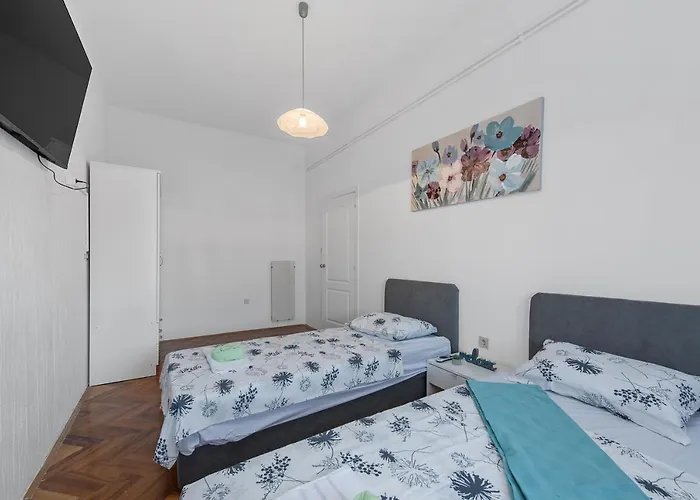 The Grand Mansion On La Guardia