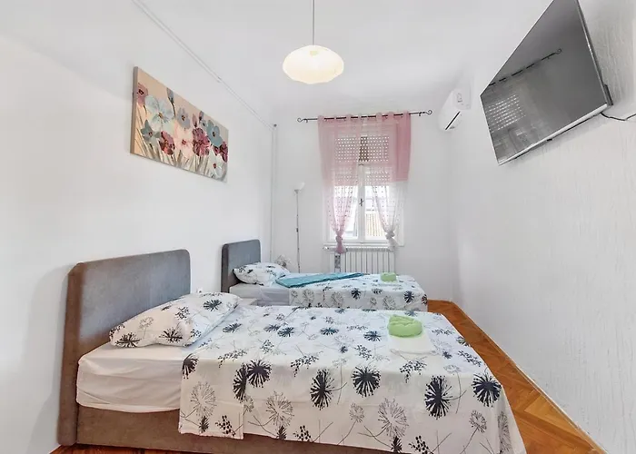 The Grand Mansion On La Guardia