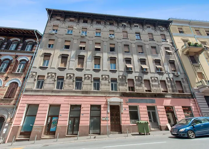 The Grand Mansion On La Guardia *