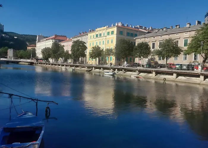 The Grand Mansion On La Guardia Apartment *