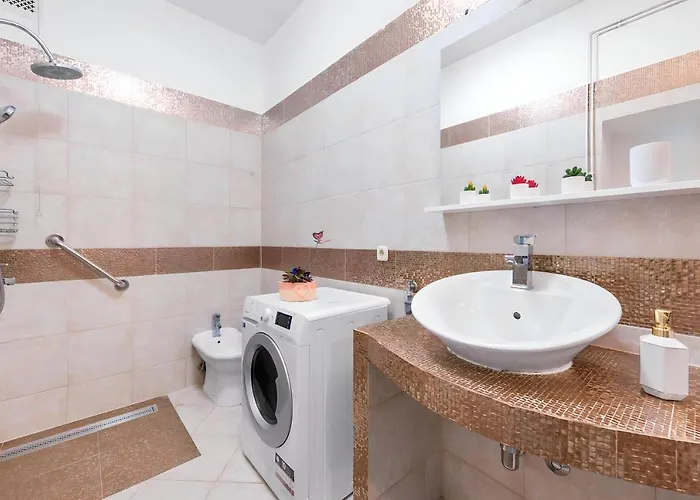 The Grand Mansion On La Guardia