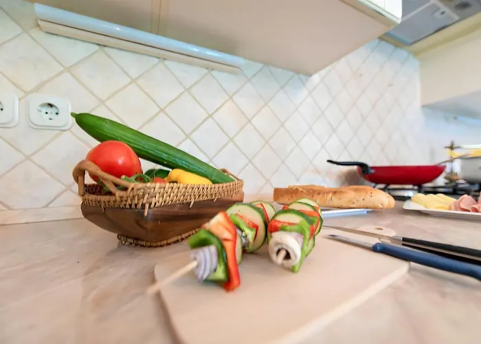 The Grand Mansion On La Guardia Apartment