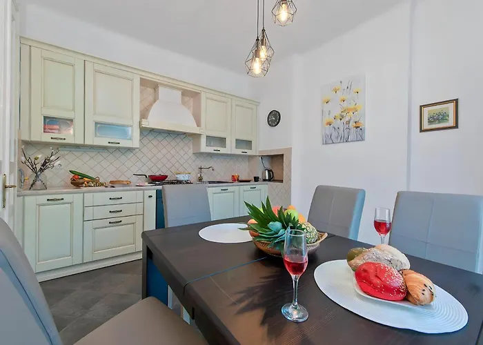 The Grand Mansion On La Guardia